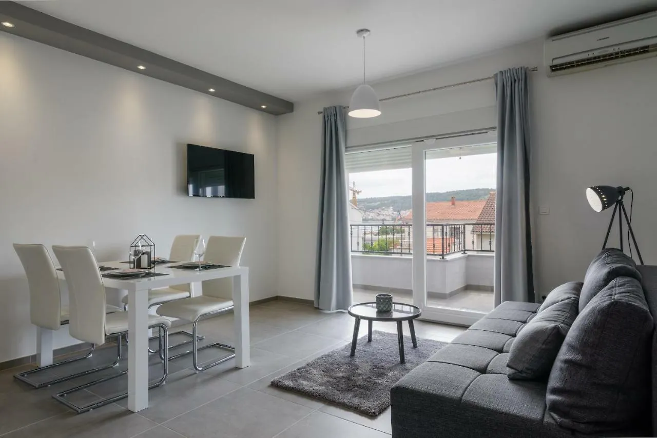 Villa Apartment Aa 2 トロギール